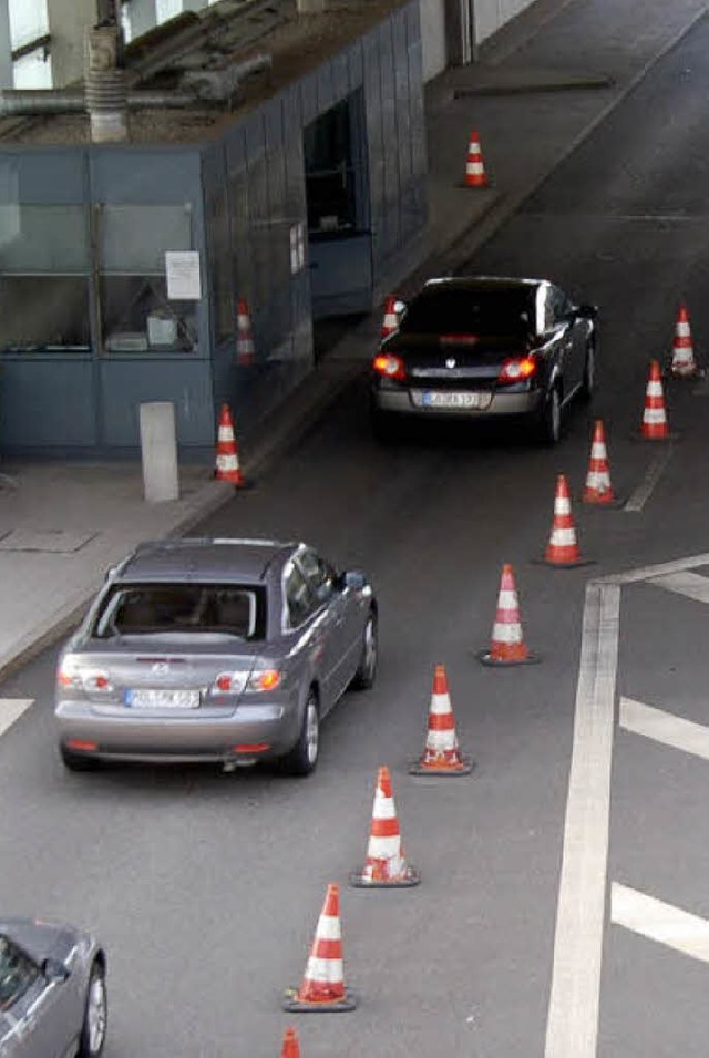 Das einspurige Nadelhr  am Autobahnzoll bei der Einreise steht in der Kritik.   | Foto: Archiv