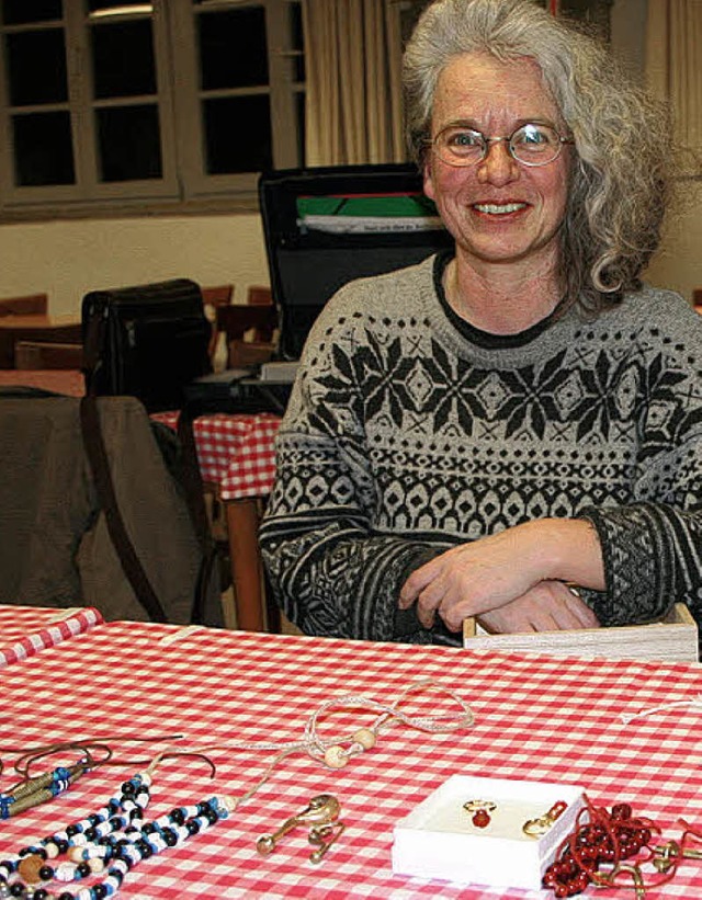 Museumsleiterin Maren Siegmann prsent...Frderkreis  Schmuck aus alter Zeit.    | Foto: Cremer