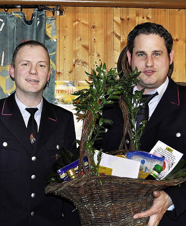 Fr 25 Jahre Dienst in  der Feuerwehr ...ant Sven Elssser einen Geschenkkorb.   | Foto: Nicolai Kapitz