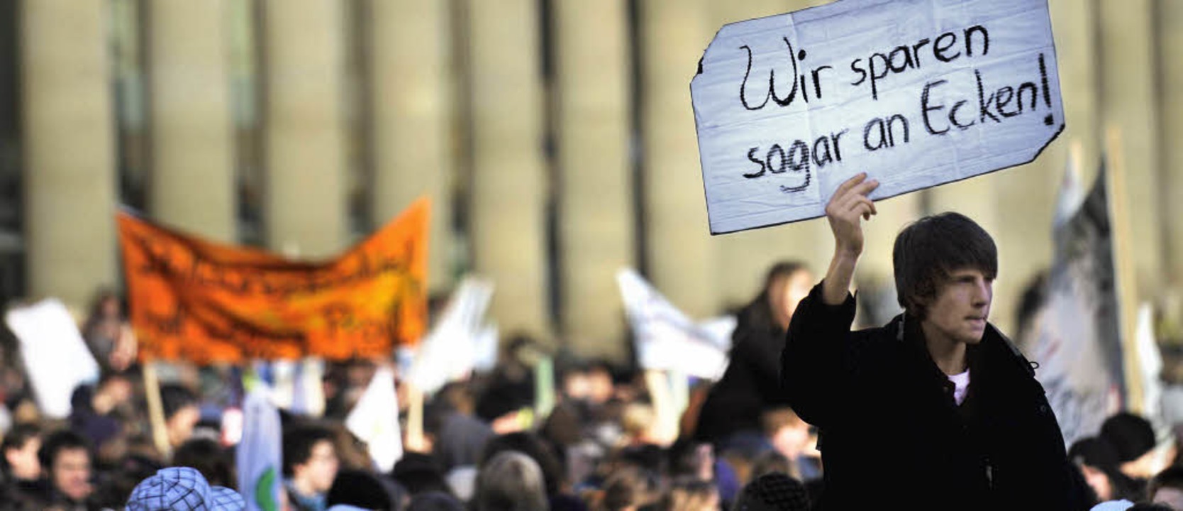Drinnen wird beraten, draußen demonstr...r freien Schulen in Baden-Württemberg.  | Foto: ddp