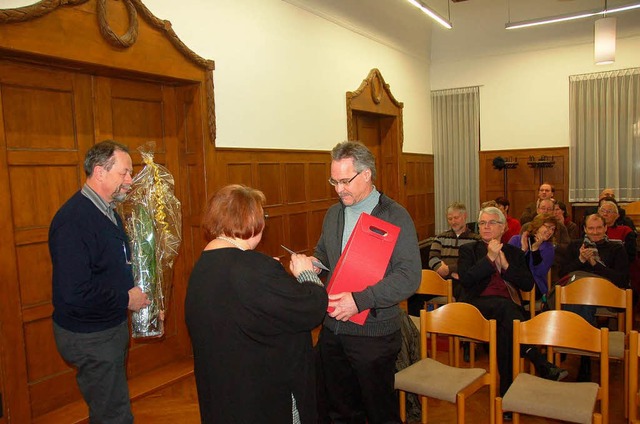 Gabi Schindler und Martin Hnerfeld sprachen Klaus Wisser ihre Anerkennung aus.  | Foto: Sylvia Timm