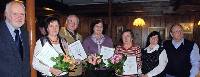 Vorsitzender Bernd Nssler (l.) ehrte ...eder des Schwarzwaldwaldvereins Wyhl.   | Foto: Roland Vitt