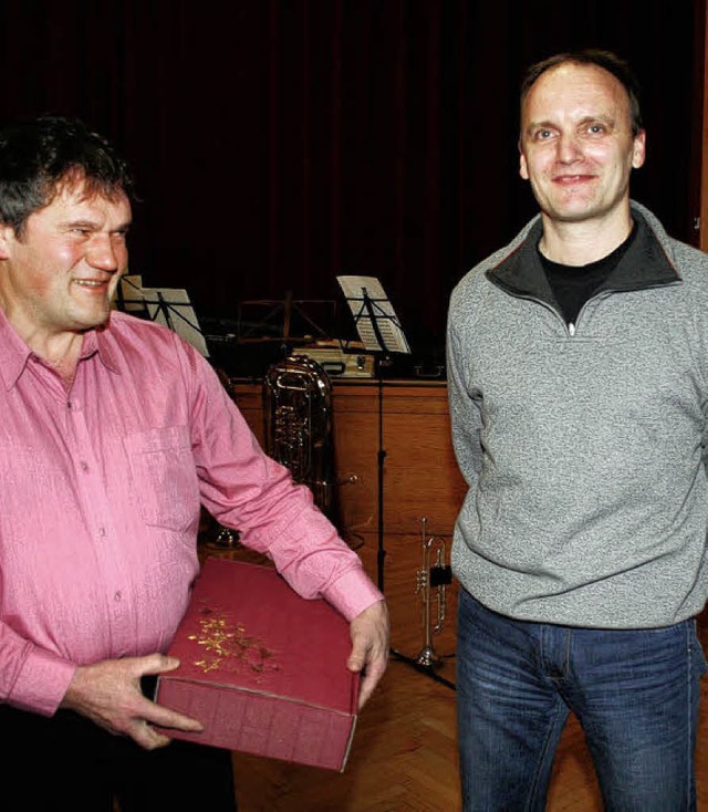 Thomas Wlfle (links) dankte  Reinhard...gkeit bei der Musikkapelle Siensbach.   | Foto: Karin Heiss