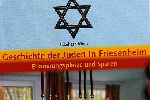 Schler schreiben ein Buch ber die Juden in Friesenheim