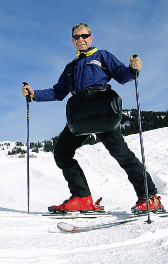 Traumjob: Brieftrger Remo Plankl trgt die Post im Winter auf Skiern aus.   | Foto: Claudia Diemar
