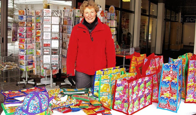 Brigitte Grabowski verkauft  Taschen aus den Philippinen.   | Foto: K. Schiller