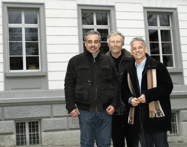 Neue Fenster am Gebude der Hindenburg...hule,  Walter Willmann  (von links).    | Foto: Susanne Kanele