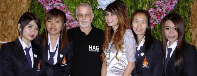HAG-Leiter Winfried Sturm mit thailndischen Studentinnen   | Foto: PRivat