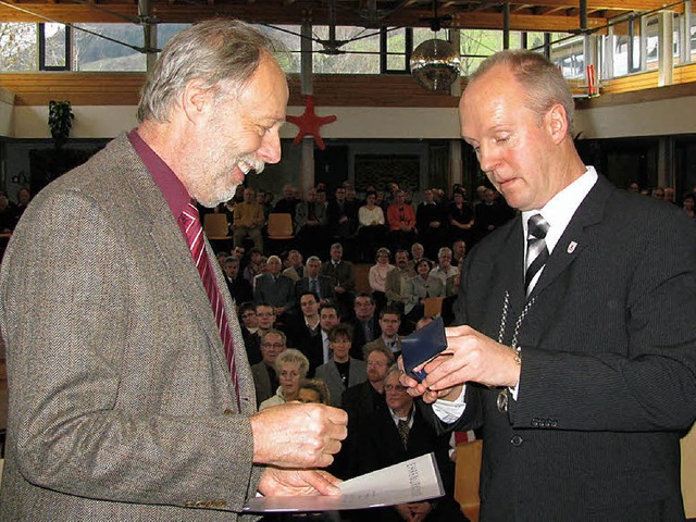 Manfred Burgert (links) erhlt aus den...silberne Ehrennadel des Gemeindetages.  | Foto: Manfred Lange