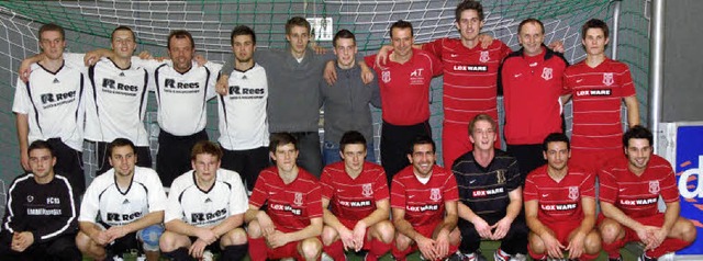 Eintrchtig nebeneinander prsentierte... rot die Mannschaft des Freiburger FC.  | Foto: frank kreutner