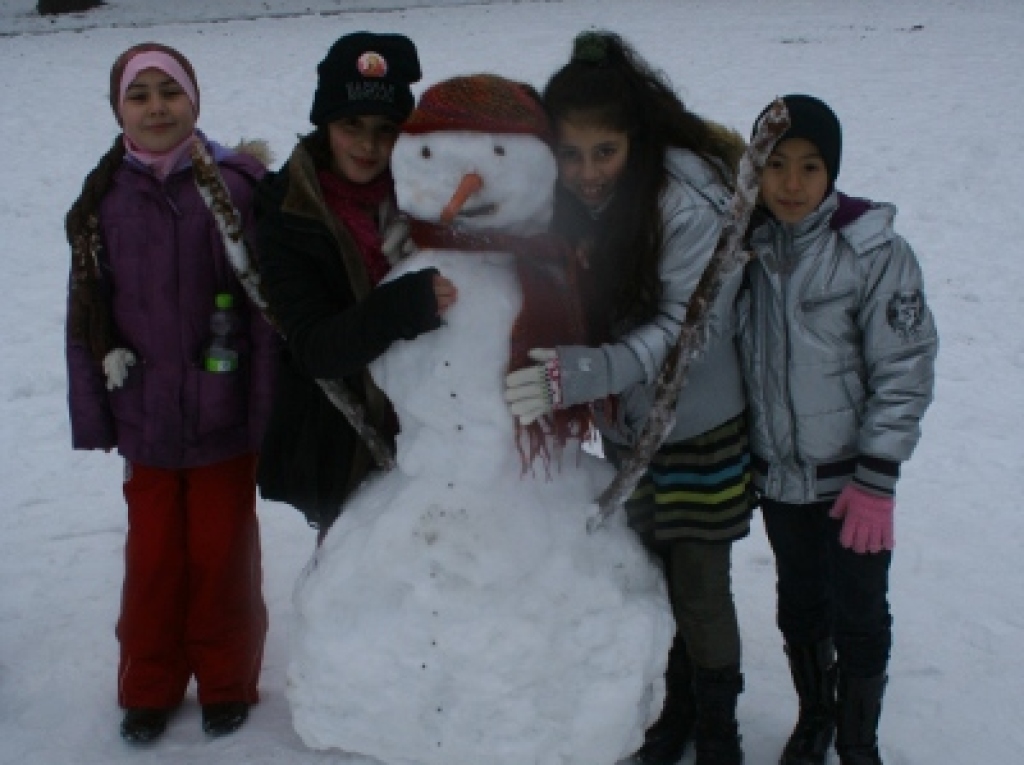 Schneemnner trotz nassem Schnee im Sthlingerpark hinter der Hebelschule von Schlerinnen und Schlern der Klasse 3. Auch wenn die Kugelschneemenschen nicht lange dem Wetter stand hielten. Spa hat es dennoch gemacht!