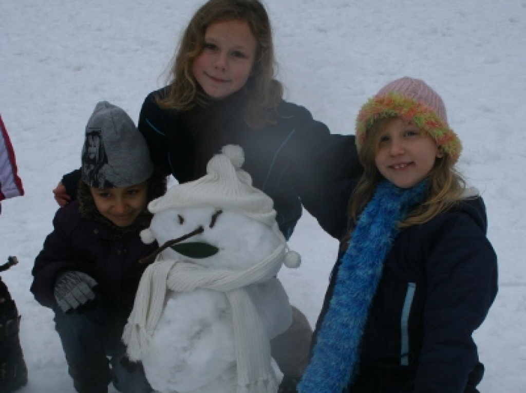 Schneemnner trotz nassem Schnee im Sthlingerpark hinter der Hebelschule von Schlerinnen und Schlern der Klasse 3. Auch wenn die Kugelschneemenschen nicht lange dem Wetter stand hielten. Spa hat es dennoch gemacht!