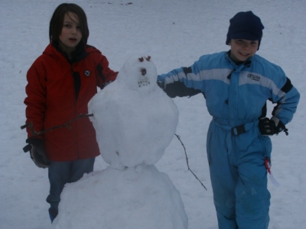 Schneemnner trotz nassem Schnee im Sthlingerpark hinter der Hebelschule von Schlerinnen und Schlern der Klasse 3. Auch wenn die Kugelschneemenschen nicht lange dem Wetter stand hielten. Spa hat es dennoch gemacht!