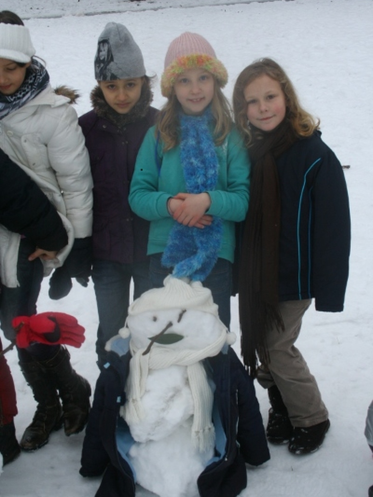 Schneemnner trotz nassem Schnee im Sthlingerpark hinter der Hebelschule von Schlerinnen und Schlern der Klasse 3. Auch wenn die Kugelschneemenschen nicht lange dem Wetter stand hielten. Spa hat es dennoch gemacht!