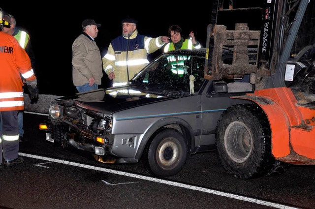 Mit dem Gabelstapler wurde das   Auto ...n Mann auf der L172 mitgeschleift hat.  | Foto: martin ganz