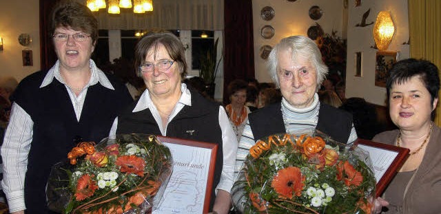 Die neuen Ehrenmitglieder der Landfrau... ihrer Stellvertreterin Helga Kromer.   | Foto: Dietmar Noeske