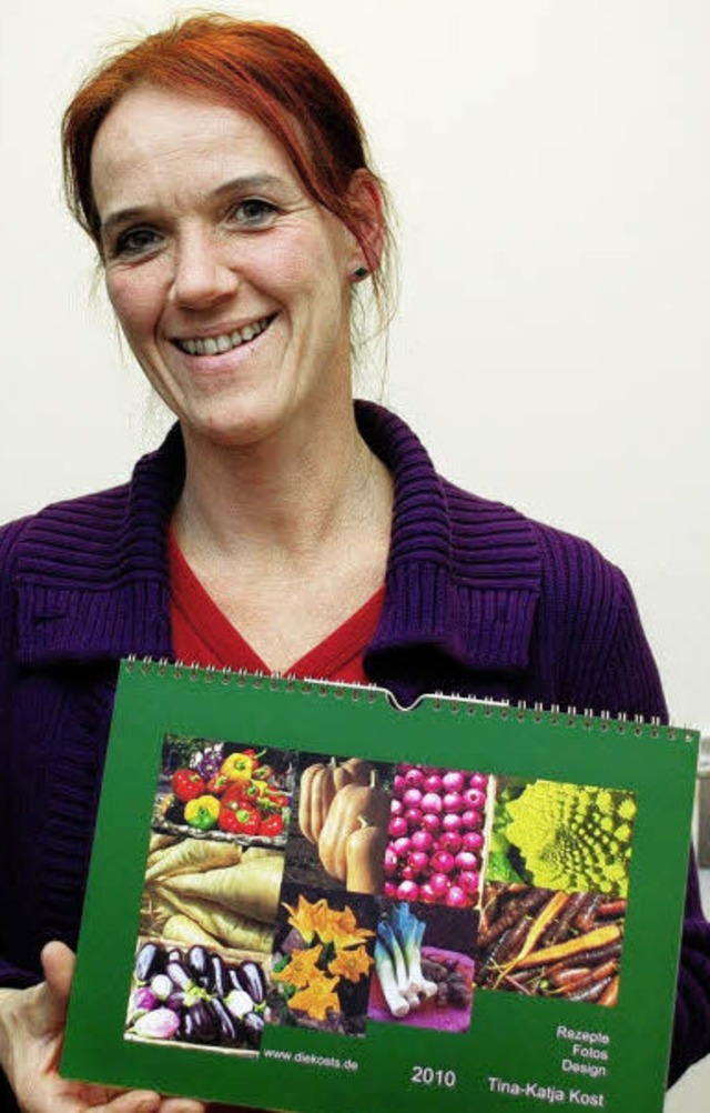 Tina-Katja Kost mit ihrem Kochkalender  | Foto: Sylvia-Karina Jahn