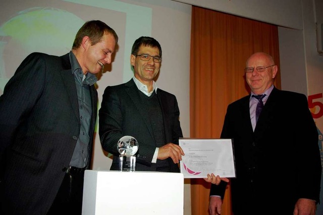 Holger Ludolph. Thomas Michel und Schulleiter Bernhard Droll (von links)  | Foto: hr