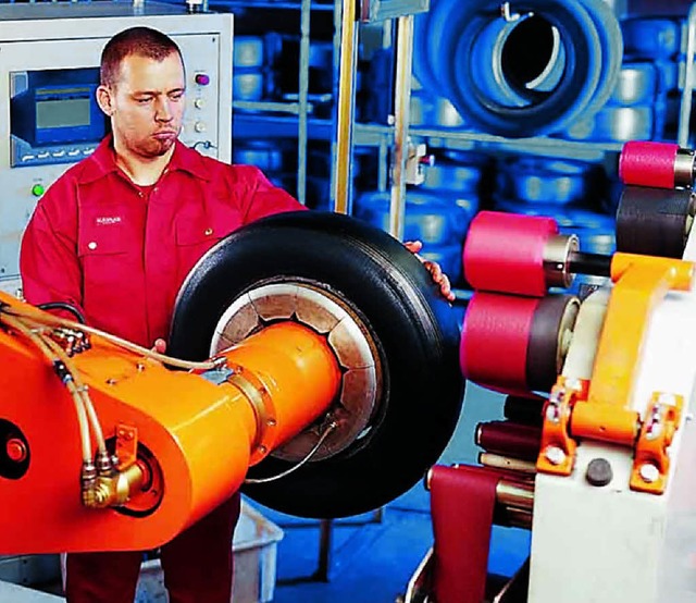 Neues Gummi fr alte Reifen: In sogena...n Runderneuerte eine neue Laufflche.   | Foto: dpa