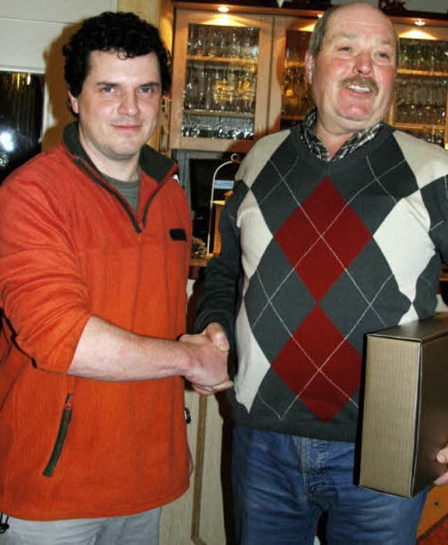Edgar Wunsch (rechts) wurde  vom Vorsi... Burkheimer Angelsportvereins ernannt.  | Foto: trogus