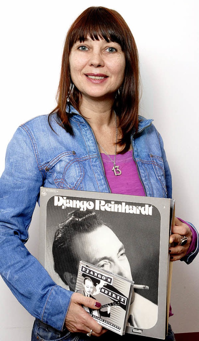 Musik liegt in der Familie: Susie Reinhardt mit Django-Platten.   | Foto: christiane stephan