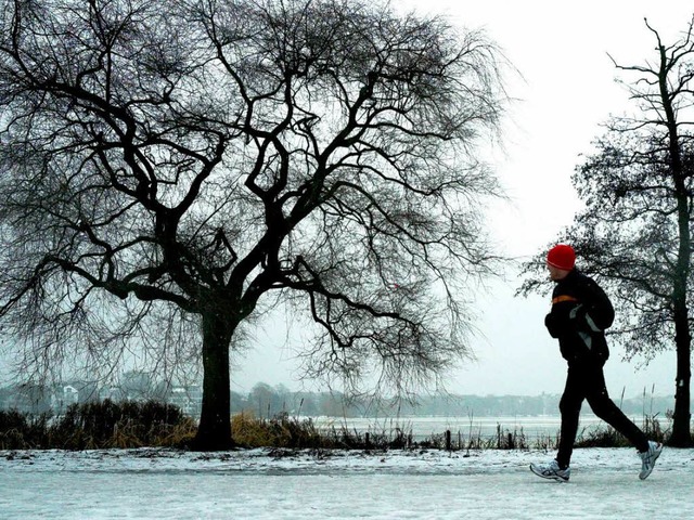 Vor dem Joggen sollten die Muskeln gut gedehnt werden &#8211; gerade im Winter.  | Foto: dpa