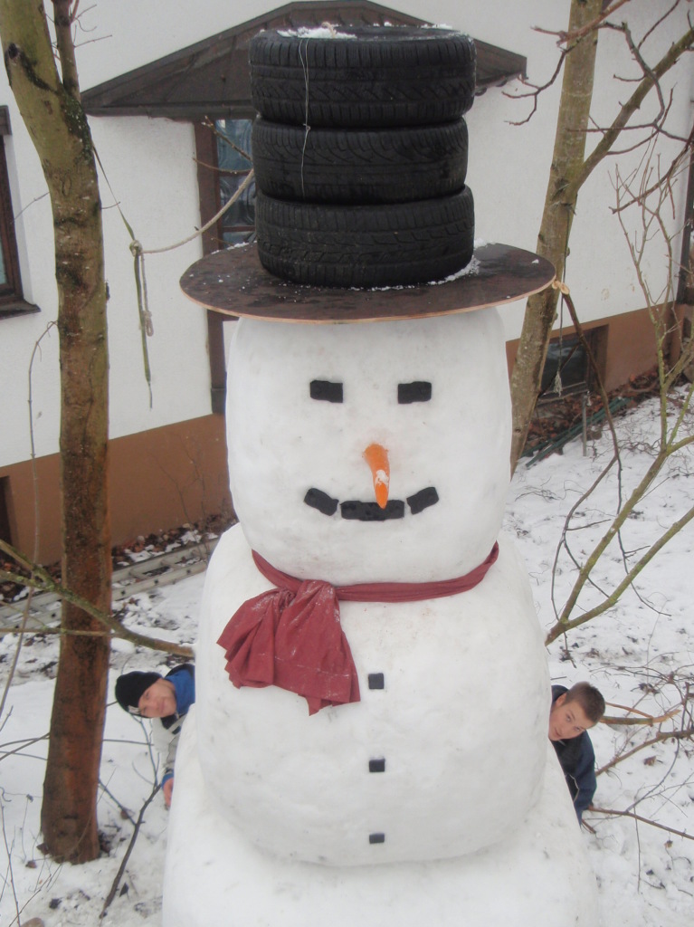 Bahlingen am Kaiserstuhl, Schneemann Patricius mit seinen stolzen 4,20 Meter hat uns ganze zwei Tage Arbeit gekostet. Gebaut wurde er von Martin Mnner und Daniel Ernst