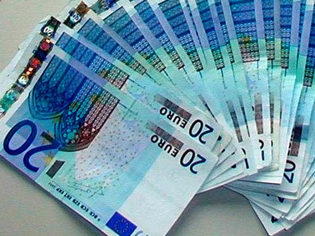 Fr angebliche Ersatzteile ergaunerten Trickbetrger in Beisweil Bargeld.  | Foto: Polizei