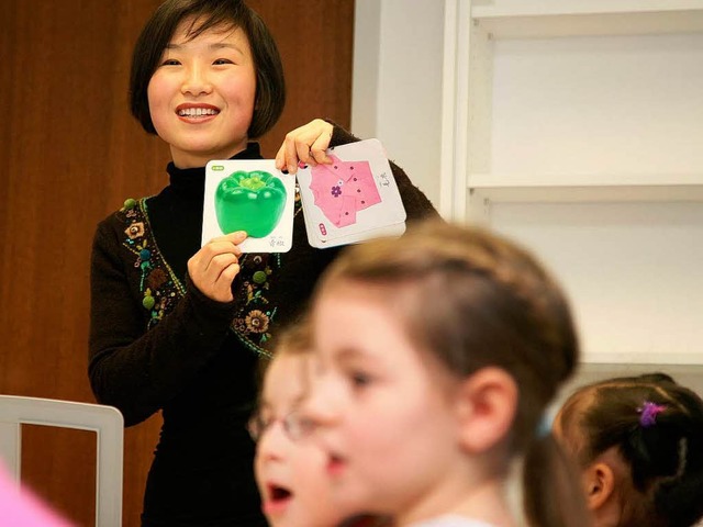 Chinesisch-Unterricht fr Kinder am Fr...stitut mit der Kursleiterin Peng Zhang  | Foto: Bastian Henning