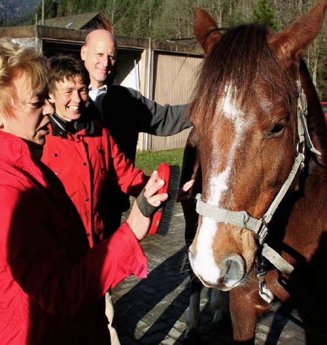 Der erste Kontakt: Bnkerin Wagner trifft auf Pferd Filino.   | Foto: Karin Heiss