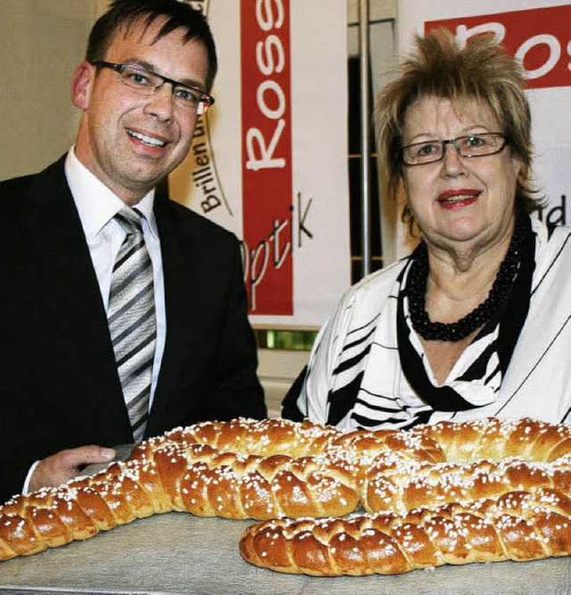 Mit einer gebackene Brille gratulierte Christl Grber  Ulrich Sommerhalter.  | Foto: Marx