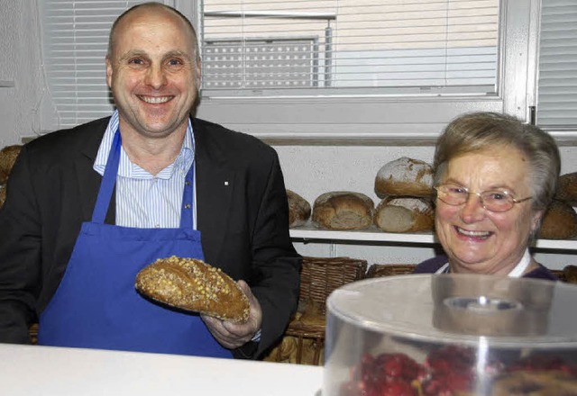 Stand eine Stunde hinter der Brottheke...Oberbrgermeister Stefan Schlatterer.   | Foto: Gerhard Walser