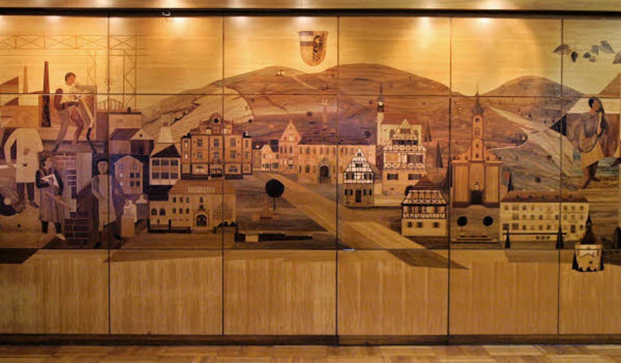 Kunstvoll verziert ist die  Holzwand im Ratssaal des Herbolzheimer Rathauses.  | Foto: Thilo Bergmann