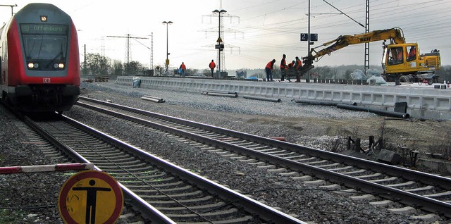 Weil die neuen Weichen am Nordportal d...in  und  am Bahnhof Efringen-Kirchen.   | Foto: Jutta Schtz