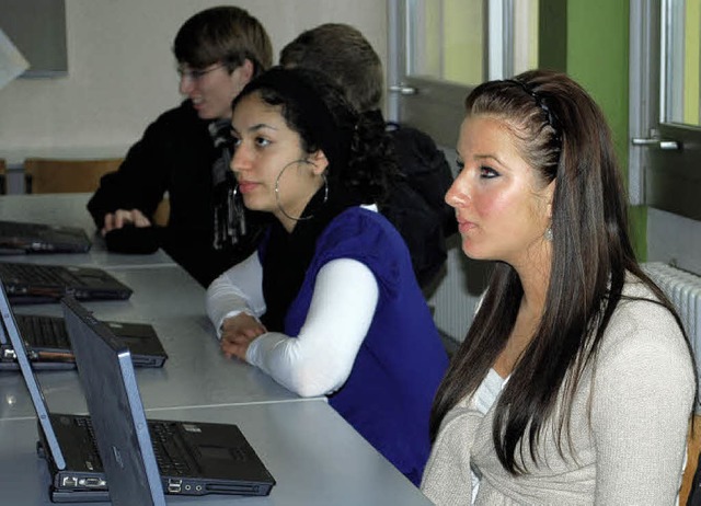 Rege interessiert: Schler und Schler...uppernachmittag der Max-Planck-Schule   | Foto: Thomas Loisl Mink