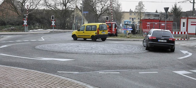 Fr Autos okay, fr groe Busse zu eng...rkehr bei Pommernstrae und Gutnauweg   | Foto: Volker Mnch