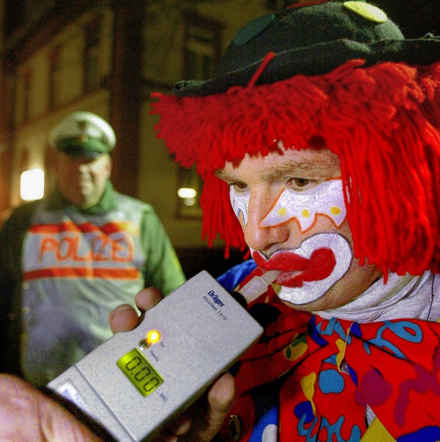 An Fasnacht kontrolliert die Polizei verstrkt.   | Foto: dpa