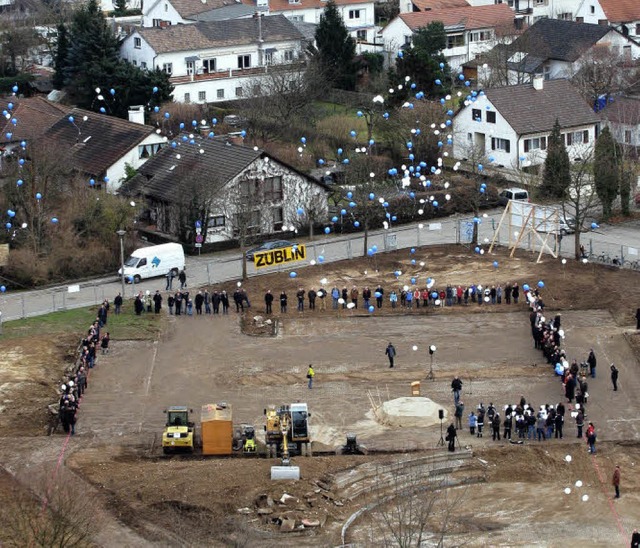 Beim Spatenstich markierten Teilnehmer...en Stadtfarben in den Himmel stiegen.   | Foto: Stadt