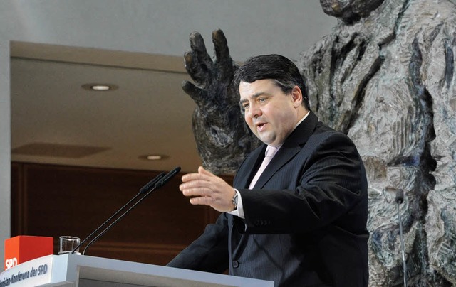 Der SPD-Parteivorsitzende Sigmar Gabri...Haus  vor der Skulptur Willy Brandts.   | Foto: dpa