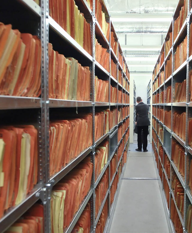 Steht alles in den Akten: Regale mit Stasi-Unterlagen  | Foto: dpa