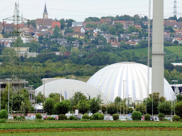 Der Hybridkhlturm des Kernkraftwerks Neckarwestheim  | Foto: dpa
