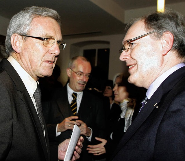 Landesbischof Ulrich Fischer  (links) ..., dem Vorsitzenden der Lahrer Rotarier  | Foto: heidi fssel