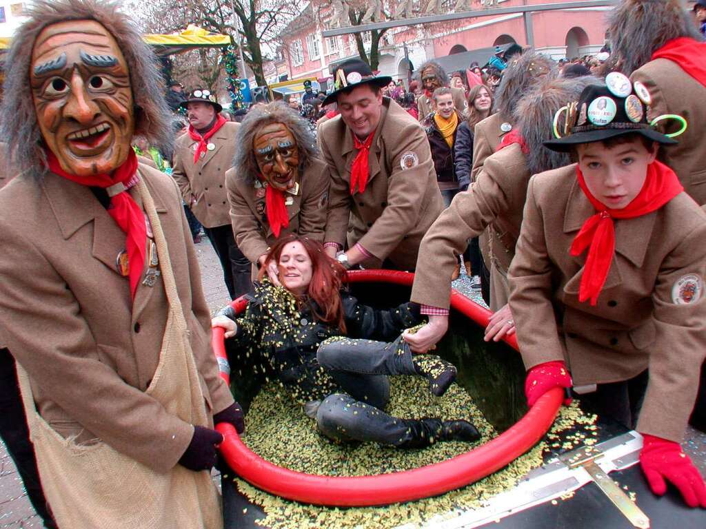 Hexen, Fchse und manch andere seltsame Gestalten machten am Sonntag beim groen Umzug Schopfheims Straen unsicher.