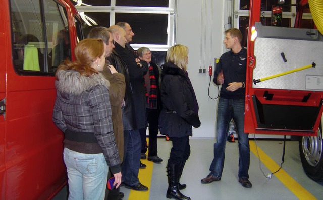 Kommandant Ralf Wamer (rechts) erlut...Gemeinderten die Feuerwehrfahrzeuge.   | Foto: Beatrice Scherer