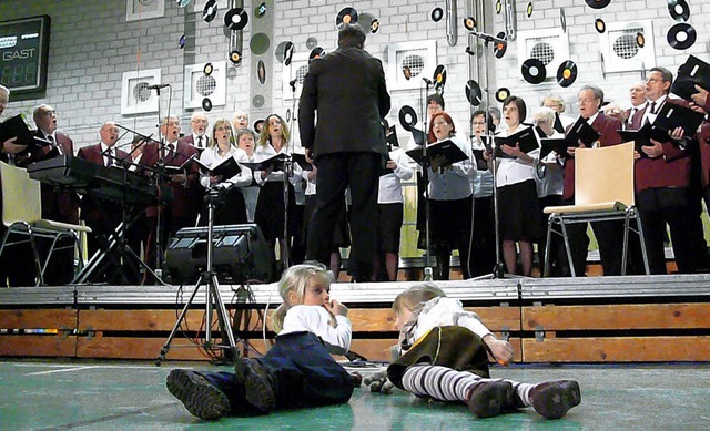 Wenn die Groen singen, wollen diese zwei Kleinen ganz nah dran sein.   | Foto: Frank Leonhardt