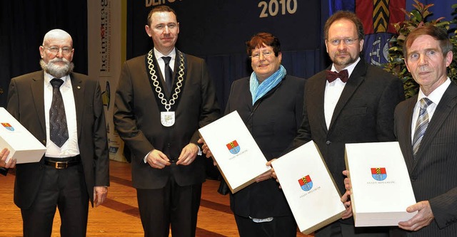 Fr besondere Verdienste erhielten (vo...eister Ren Lohs (zweiter von links).   | Foto: Volker Mnch