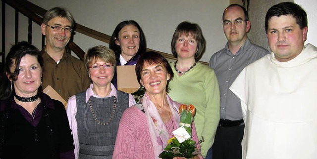 Neue Vorstandsmitglieder und geehrte  ...rses des Kirchenchores  Pater Peter.   | Foto: Ulrike Spiegelhalter