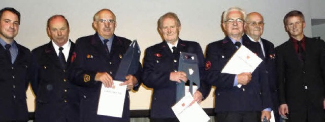 Der Kommandant der Feuerwehr Staufen, ...ehr (Dritter bis Sechster von links).   | Foto: Manfred Burkert