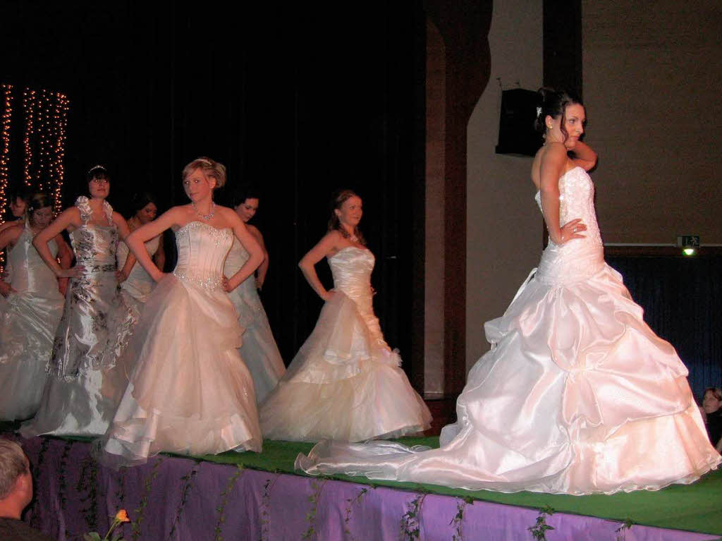 Ganz in Weiß präsentierten diese Models eher klassische Hochzeitskleider. Ganz in Weiß präsentierten diese Models eher klassische Hochzeitskleider.