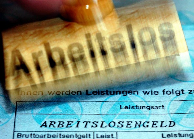 Ein Bewilligungsbescheid des Arbeitsam...on Arbeitslosengeld wird abgestempelt.  | Foto: dpa